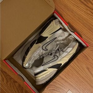 Nike Men's Cream and Black Sneakers